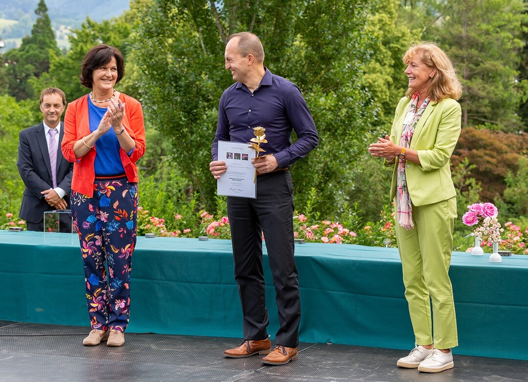 Oberbrgermeisterin Margot Mergen, Rosenzchter Jens Krger und Tagungsprsidentin Mireille Steil (von links nach rechts)