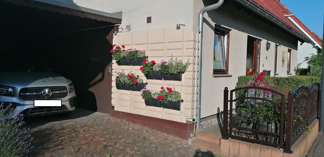 Gartenzisterne Thinthank 2000 l mit dekorativen, bepflanzten ThinPots Blumenkasten  passend fr den oberirdischen Regenwassertank, der auch selbst installiert werden kann.<br>