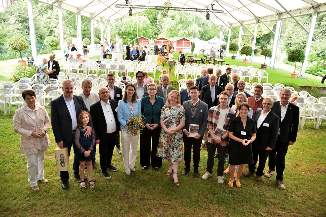Das 200-jhrige Jubilum der DGG auf der Insel Mainau: Gruppenfoto mit der Bauministerin Geywitz, weiteren prominenten Gsten, der grflichen Familie und DGG-Vertretern