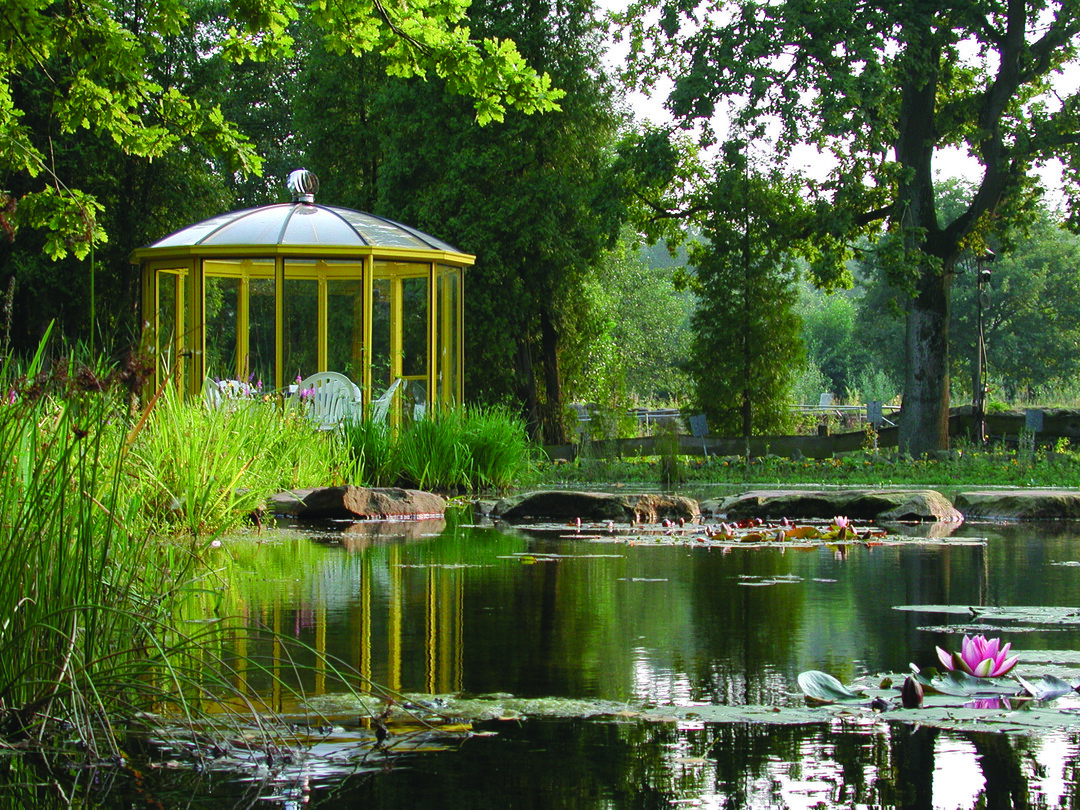 Ein weitlufiger Park mit Teichlandschaft umgibt das Firmengelnde von NaturaGart.