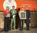 Moderatorin Eva Grünbauer und Robert von Süßkind übergeben den Preis für Stefan Leppert für das Beste Buch zur Gartengeschichte an Nicole Schindler und Andrea Keller (Verlag Eugen Ulmer).