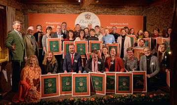 Preistrger und Juroren mit den Ausrichtern Baronin und Baron von Ssskind (li.)