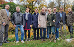 Die EYG-Gründungsmitglieder in der Fuchsgrube in Mülheim (v. l.): Wolfgang Zimmermann, Dr. Frank Borstelmann, Dr. Anne Schüller (Kassenprüferin), Ferdinand von Hammerstein, Philippa von Hammerstein (Schatzmeisterin), Dr. Folko Kullmann (Stellvertretender Vorsitzender), Linda Zimmermann (Vorsitzende), Michael Frinke und Peter Janke (Hortvs Hilden) und Michael Dreisvogt (Stiftung Arboretum Park Härle)