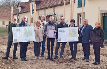 Wettbewerbsgewinner Florian Ridder (Mi.), Ausrichter und Juroren