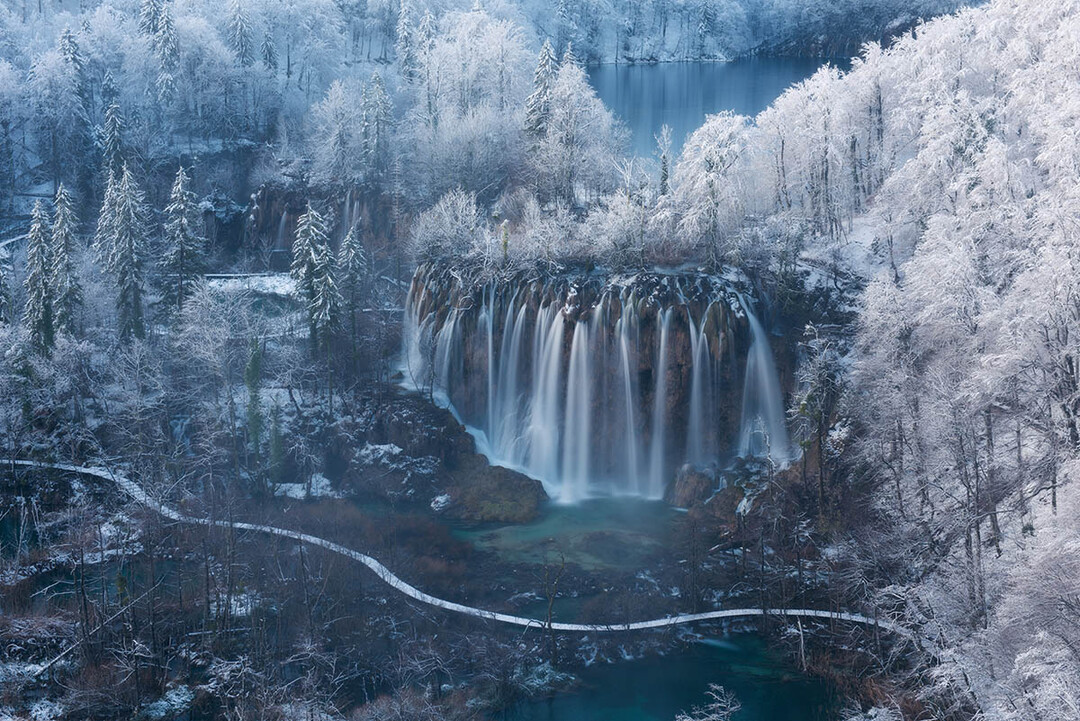 Breathing Spaces,     Gewinnerfoto von Luka Esenko: Land of the Waterfalls,

Plitvice Lakes National Park, Plitvicka Jezera, Kroatien. Bei einem Besuch des UNESCO World Heritage Nationalparks von Plitvice entstand dieses Foto, das die beeindruckende Winterlandschaft und die Wlder einfngt mit einem der vielen beeindruckenden Wasserfllen.  