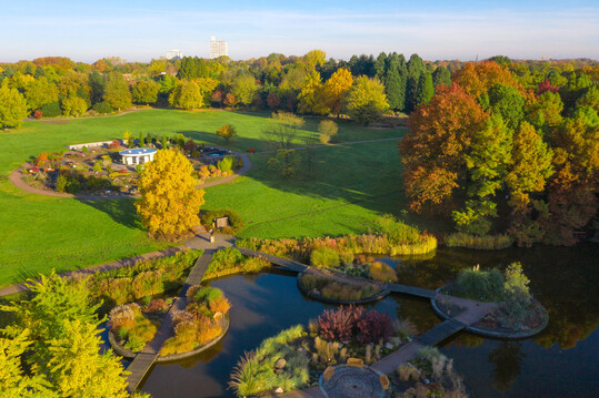 Von den Inseln im Parksee fhren zwei Brcken zur System-Anlage, dem Herzstck des Botanischen Gartens Hamburg.