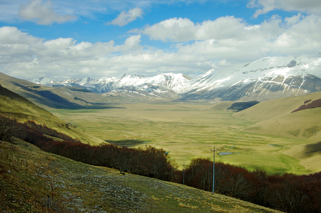 Piano Grande im Vorfrühling mit Castelluccio (1.319 m, im Zentrum) und dem Monte Vettore (2.474 m, rechts)