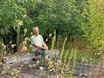 Gilles Clment als Beobachter in seinem Garten