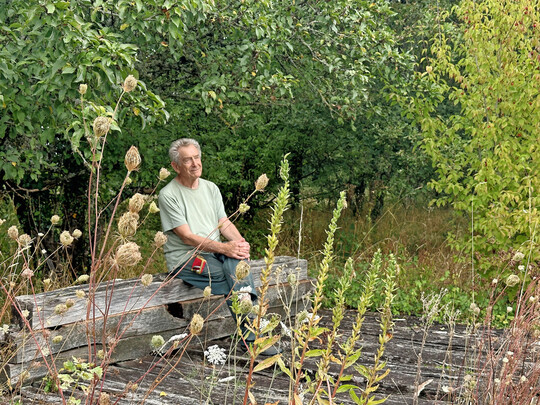 Gilles Clment als Beobachter in seinem Garten