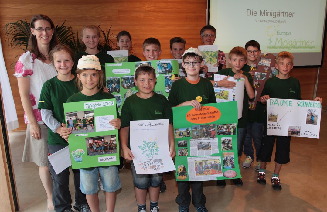 Die Minigrtner Ellwangen mit Bettina Grfin Bernadotte (hinten links auen) und mit ihrer Teamleiterin Christiane Karger (hinten 3. von rechts)