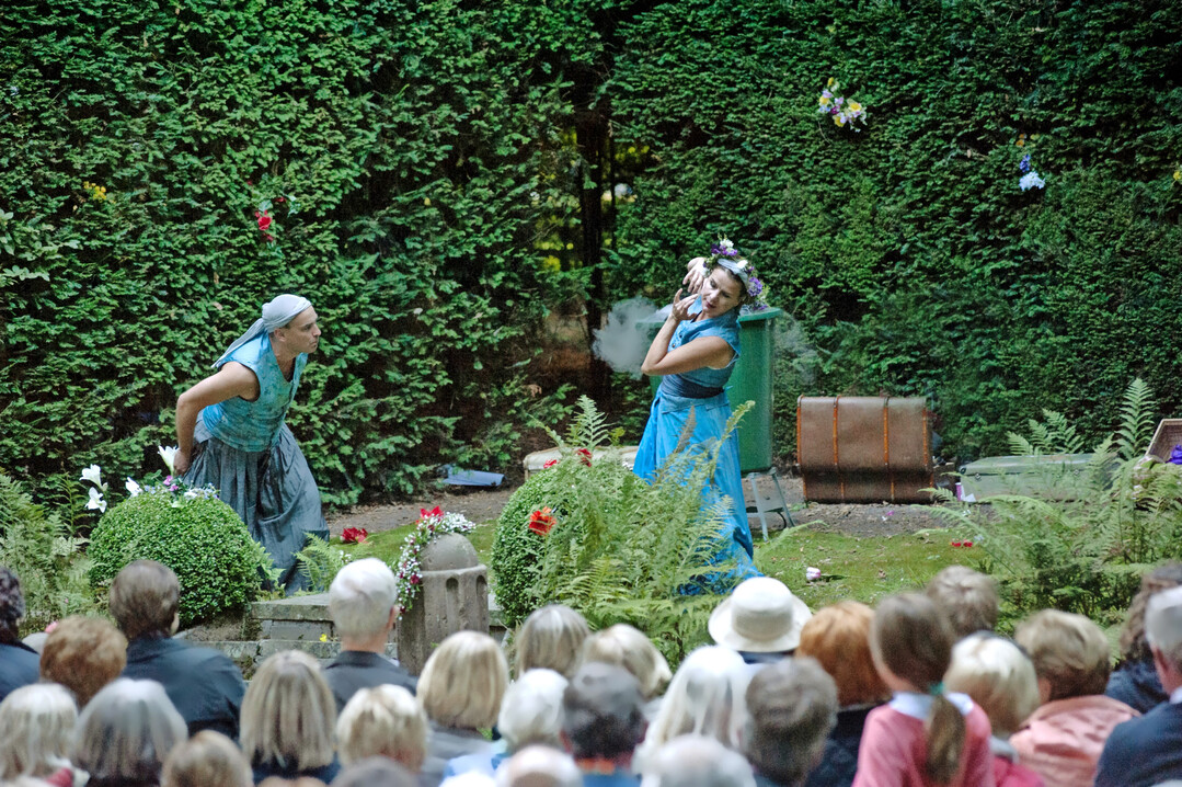 Szene aus Ein Sommernachtstraum, inszeniert von der Bremer Shakespeare Company in dem Theaterstck Shakespeare durch die Blume