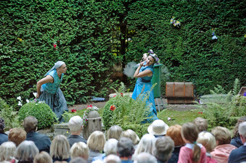 Szene aus Ein Sommernachtstraum, inszeniert von der Bremer Shakespeare Company in dem Theaterstck Shakespeare durch die Blume