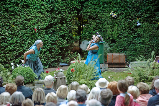 Szene aus Ein Sommernachtstraum, inszeniert von der Bremer Shakespeare Company in dem Theaterstck Shakespeare durch die Blume