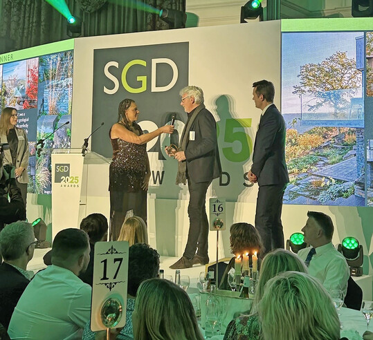 Moderatorin Juliet Sargeant bittet Peter Berg beim SGD Award ans Mikrofon.