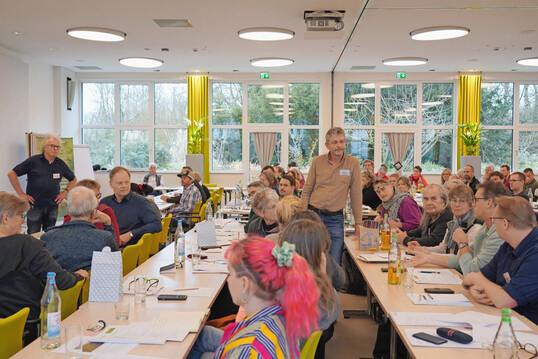 Die Staudenexpertinnen und -experten diskutierten nach jedem Vortrag intensiv, unterstützt vom Moderator Gerben Tjeerdsma (stehend).