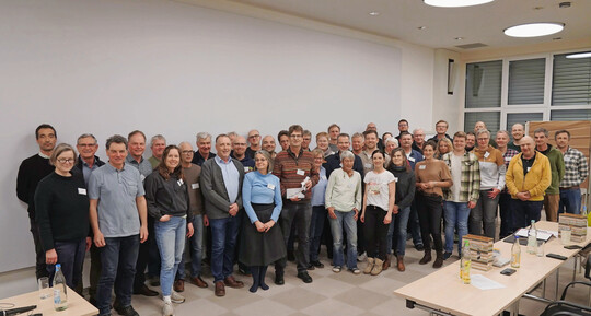 Die Mitglieder des Bundes deutscher Staudengrtner verabschiedeten Prof. Dr. Bernd Hertle (Bildmitte) sehr herzlich bei seiner letzten Prsentation der Sichtungsergebnisse.