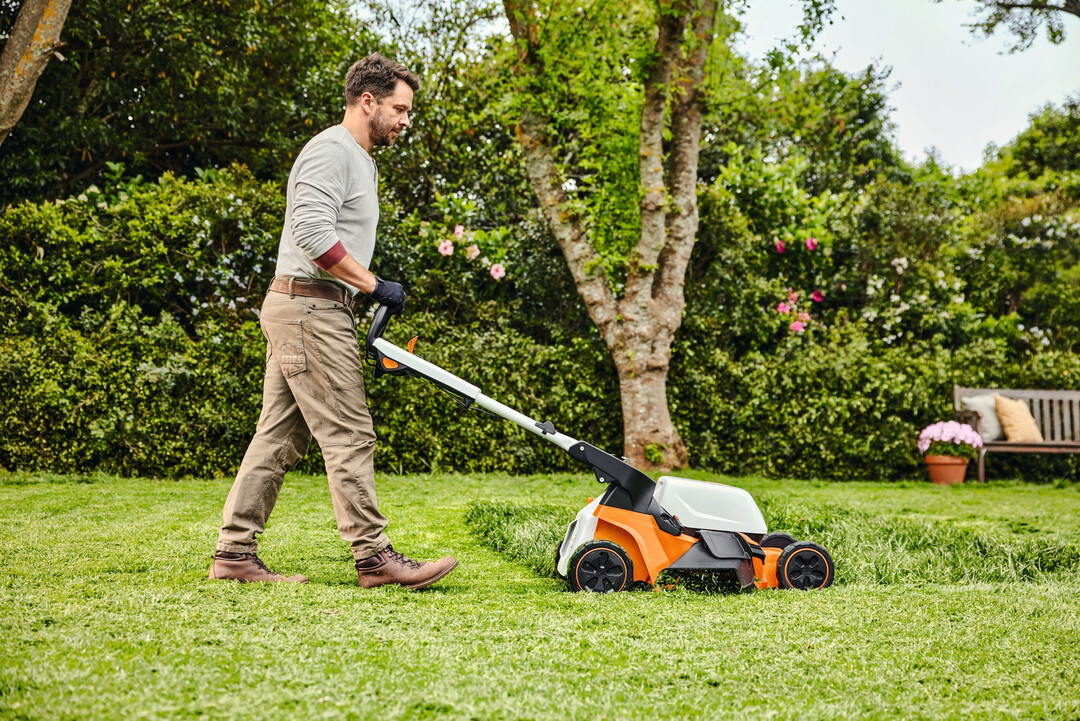 Motorbetriebene Gartengerte bedeuten fr 80 % der Befragten eine Entlastung bei der Gartenarbeit. Das grte Entlastungspotenzial bietet dabei fr 71 %* der Rasenmher, hat das STIHL Gartenbarometer 2025 herausgefunden. Hochdruckreiniger und Heckenschere landen mit 57 %* bzw. 41 %* auf den Pltzen zwei und drei. 