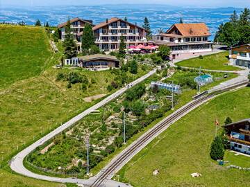 Der Krutergarten vom Hotel Edelweiss ist mit der Bahn ab Vitznau erreichbar und liegt auf 1.500 m Hhe auf der Rigi in der Schweiz.