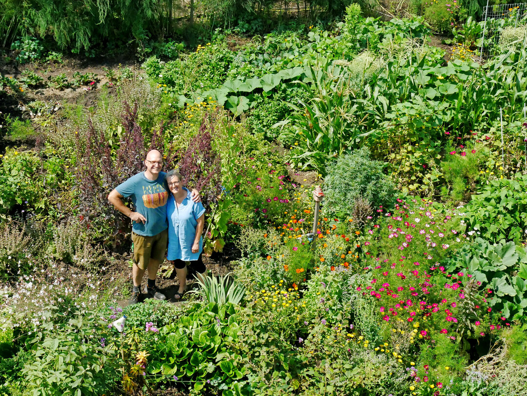 Michél Simon-Najasek und Petra Najasek in ihrem Vielfaltsgarten