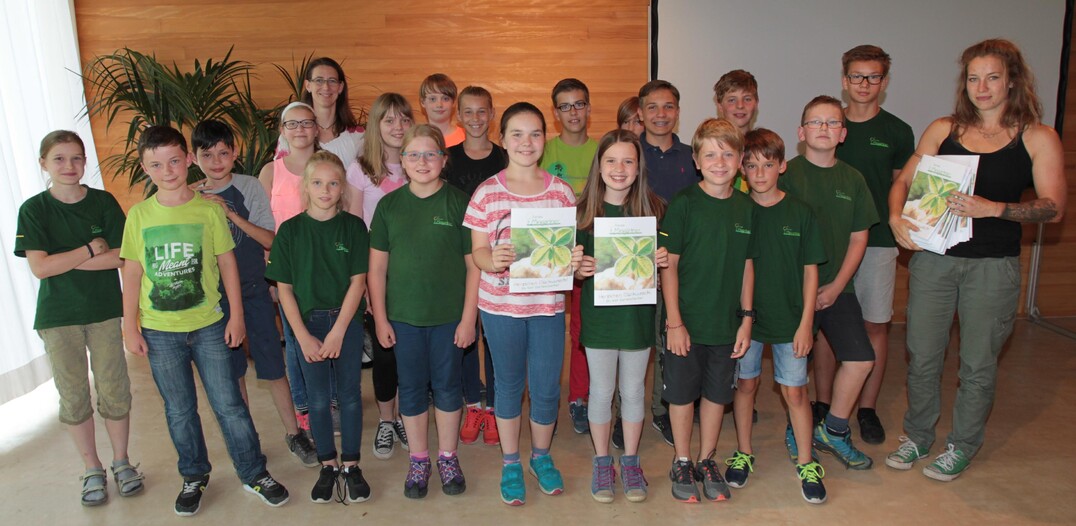 Die Minigrtner Nrtingen mit Bettina Grfin Bernadotte (5. von links hinten) und mit ihrer Teamleiterin Ronja Burgdorf (rechts auen)