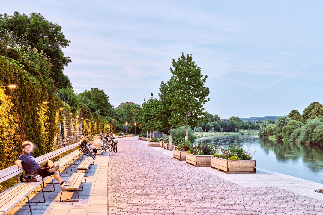 Landesgartenschau Höxter 2023. Weserpromenade Höxter Treffpunkt zwischen Altstadt und Weser (Franz Reschke Landschaftsarchitektur GmbH, Berlin)