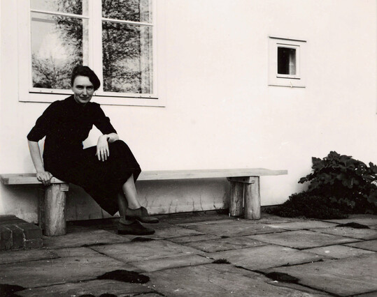 Herta Hammerbacher auf der Bank im Garten Elsbeth Heddenhausen, Berlin-Zehlendorf, um 1934 