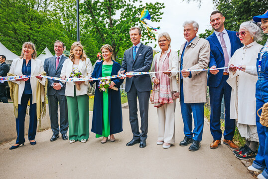 Großherzog Henri (m.) und Großherzogin Maria Teresa (4.v.l.) eröffneten die Gartenschau LUGA in Luxembourg.