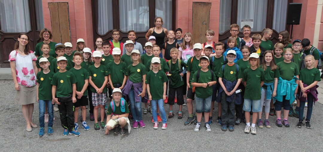 Die Minigrtner aus Ellwangen, Nrtingen und Villingen mit Bettina Grfin Bernadotte (links auen), Teamleiterin Birgit Halter aus Villingen (2. v.l. hinten), Teamleiterin Ronja Burgdorf aus Nrtingen (hinten Mitte) und Teamleiterin Christiane Karger aus Ellwangen (3. von rechts).