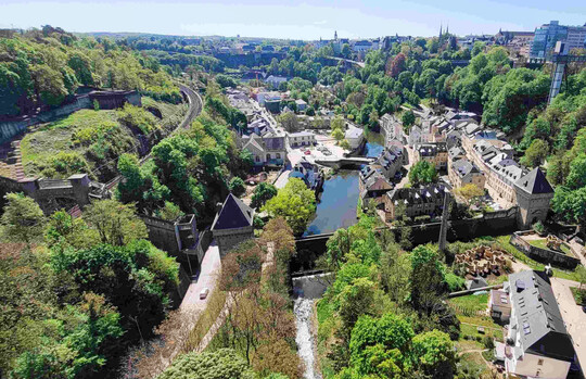 Entlang des Alzette-Tals, das ins Petruss-Tal bergeht, verluft ein Teil des LUGA-Parcours: rechts im Bild die Installation Solum. Links der Kirchberg, rechts oben liegt die Altstadt mit dem Stadtpark Edouard Andr, ber einen Aufzug schnell erreichbar.