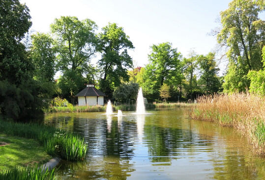 Stadtpark Edouard André: Zum LUGA Art Trail gehört auch der Pavillon der Himmlischen Verheißung als Rekonstruktion für ein Bauwerk aus dem Kaiserlichen Palastgarten Yuanmingyuan in Peking. Im seinem Innenraum ist ein Fragment von Pneumopteria zu sehen, einer als ausgestorben geltenden Tierart.