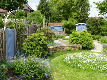 Geschwungene Wegefhrung und die Aufteilung in Gartenrume lsst kleinere Grundstcke spannend wirken.