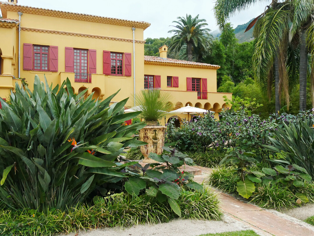 Val Rahmeh: Die reprsentative Villa im italienisch-provenzalischen Stil wird umgeben von mediterranem Pflanzendschungel. 