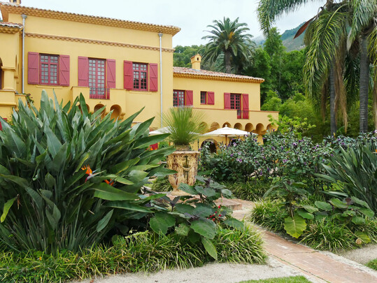 Val Rahmeh: Die reprsentative Villa im italienisch-provenzalischen Stil wird umgeben von mediterranem Pflanzendschungel. 