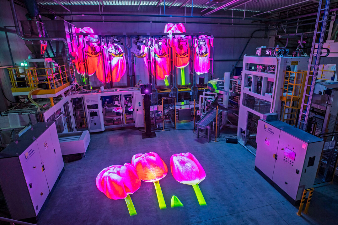 Mit einer mehrdimensionalen Lichtprojektion in der Rasenabfllhalle stellte sich das Unternehmen eindrcklich vor.