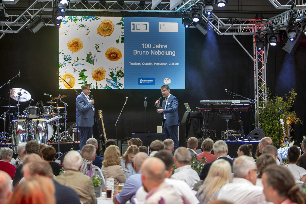 Auf der Jubilumsfeier am 26. Juni 2025 gaben die Geschftsfhrer Nicolaus Volmary (links) und Werner Groeschallau einen berblick zur Firmengeschichte.
