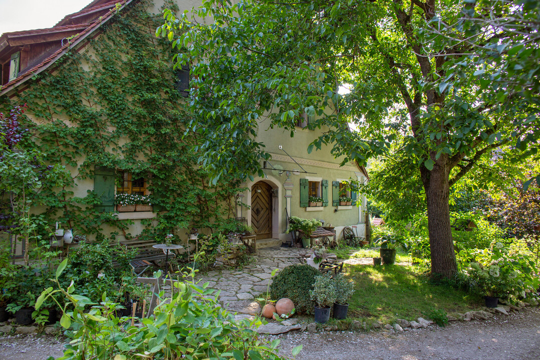 Grtnern in historischem Ambiente: Auf einem jahrhundertealten Anwesen mit traditionellem Hopfenhaus in einem Tal mit Bachlauf und alten Bumen befindet sich das Gartenreich Oberrieden.