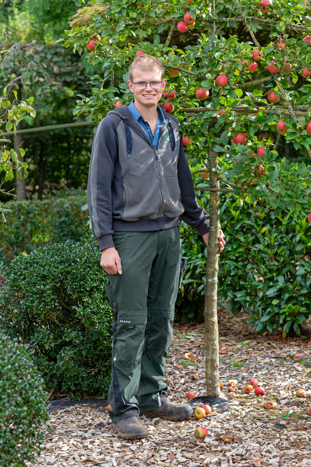 Andreas Kläne vor dem Spalierapfel ‘Alkmene’