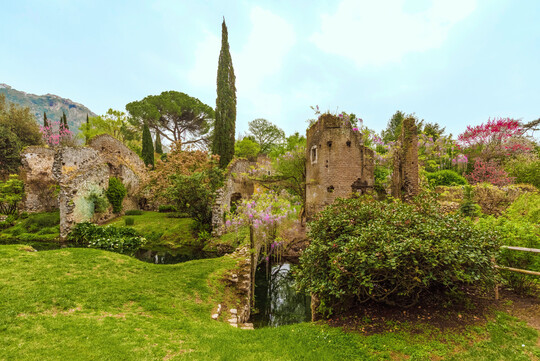 Ninfa im April: ein natrliches Denkmal mit mittelalterlichen Steinruinen, einer blhenden Parklandschaft mit vielen Gehlze, hohen Zypressen und einem eindrucksvollen Bachlauf mit kleinem Wasserfall