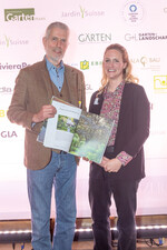 Die Siegerin des 1. Preises, Landschaftsarchitektin Christina Schnelting aus Velen, mit dem Fotografen des Gartens, Ferdinand Graf von Luckner