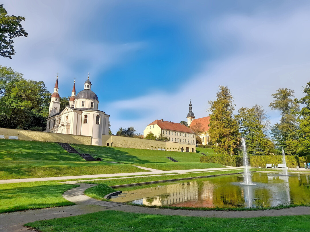 Gro�es Wasserbecken mit zwei Font�nen und Spiegelungen vor der Anh�he mit der evangelischen Kirche zum Heiligen Kreuz (links) und der katholischen Kirche St. Marien