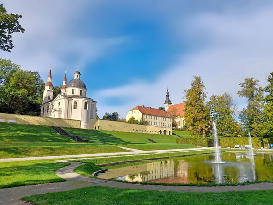 Gro�es Wasserbecken mit zwei Font�nen und Spiegelungen vor der Anh�he mit der evangelischen Kirche zum Heiligen Kreuz (links) und der katholischen Kirche St. Marien