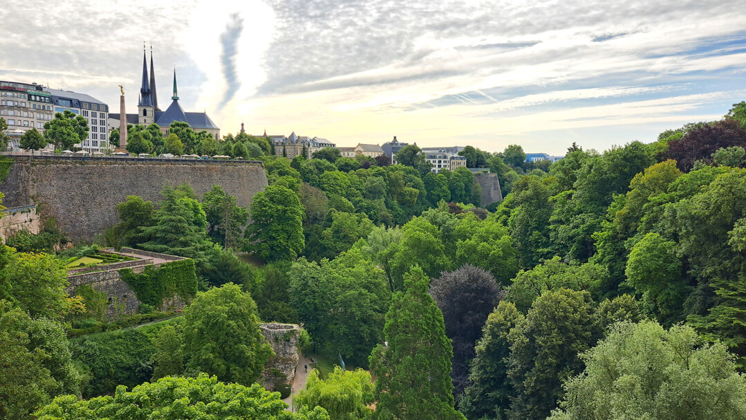 Vom Petruss-Tal aus erffnet sich der Blick auf die geschichtstrchtige Bastion Beck und die Oberstadt Luxemburgs mit dem traditionsreichen Place de la Constitution und der imposanten Kathedrale Notre-Dame de Luxembourg.