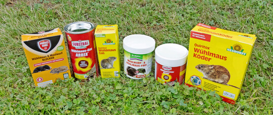 ber den Produktnamen allein lsst sich meist keine sichere Zuordnung bei Whlmaus-Produkten treffen. Die vier Prparate links sind Vergrmungsprodukte, dem folgt ein Giftkder, ganz rechts die Nachfllpackung eines Blutgerinnungshemmers.