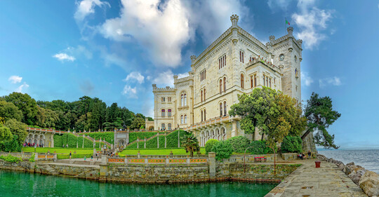 Schloss Miramare bietet nicht nur einen Meerblick, sondern auch eine schöne Aussicht auf den Park.
