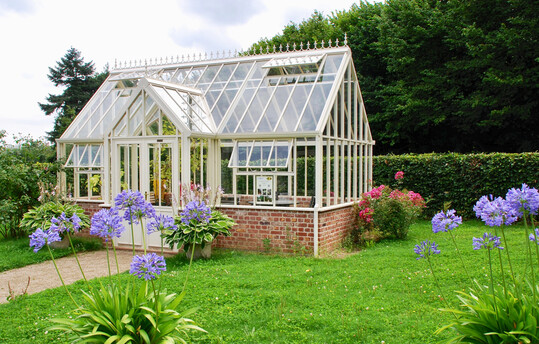 Blickfang im Garten: Das viktorianische Gewächshaus mit kunstvollem Dachfirst
