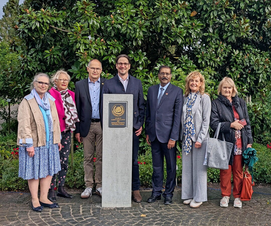 Enthüllung des Award of Garden Excellence auf der Insel Mainau. V. l. n. r. Beatrice Halter, Rosengesellschaft Schweiz; Renate Neumann-Schäfer, Präsidentin der Gesellschaft deutscher Rosenfreunde; Markus Zeiler, Gartendirektor Insel Mainau; Björn Graf Bernadotte, Geschäftsführer Insel Mainau; Sushil Prakash, President WFRS; Mireille Steil, WFRS Vice President Europe; Claudia Hacker, Rosenfreunde Deggendorf