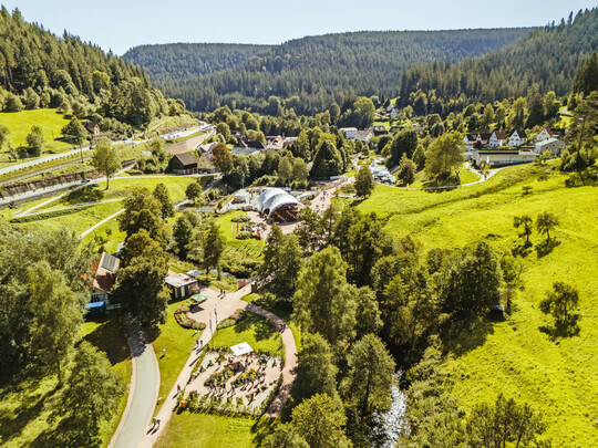 Das Xentrum im Tal X von oben – die Gartenschau eingebettet in die typische Landschaft des Nordschwarzwaldes.