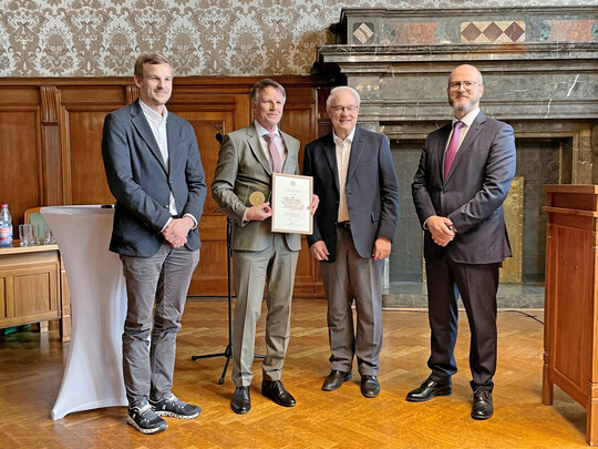 Von links: Jan Gerd Bruns (Baumschule Bruns), Karsten Möring (DGG-Präsident), Rüdiger Dittmar (Leiter des Amtes für Stadtgrün und Gewässer der Stadt Leipzig) und Dr. Moritz Patzer (Patzer Verlag).