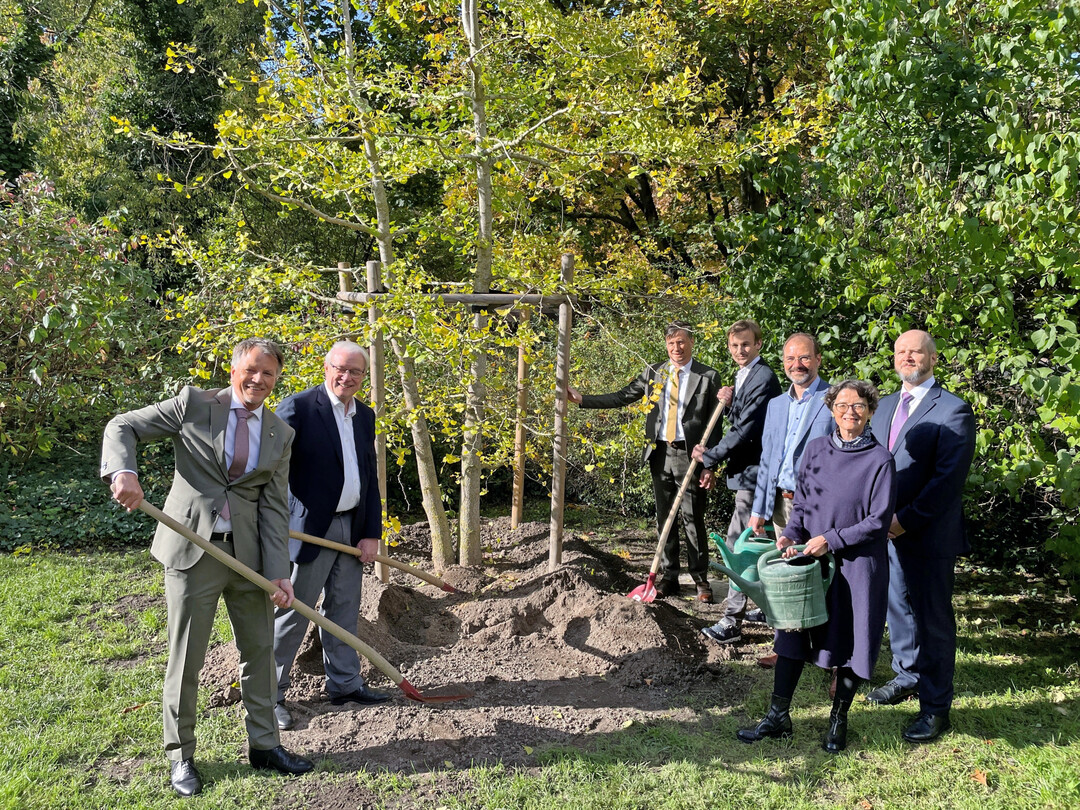 Von links: Rüdiger Dittmar (Preisträger Goldener Ginkgo), Karsten Möring (DGG-Präsident), Heiko Rosenthal (Bürgermeister der Stadt Leipzig), Jan Gerd Bruns (Baumschule Bruns), Prof. Dr. Christian Wirth (Direktor des Botanischen Gartens und Leiter der AG Spezielle Botanik und funktionelle Biodiversität der Universität Leipzig), Bettina de la Chevallerie (DGG-Geschäftsführerin) und Dr. Moritz Patzer (Patzer Verlag).