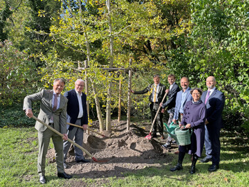 Von links: Rdiger Dittmar (Preistrger Goldener Ginkgo), Karsten Mring (DGG-Prsident), Heiko Rosenthal (Brgermeister der Stadt Leipzig), Jan Gerd Bruns (Baumschule Bruns), Prof. Dr. Christian Wirth (Direktor des Botanischen Gartens und Leiter der AG Spezielle Botanik und funktionelle Biodiversitt der Universitt Leipzig), Bettina de la Chevallerie (DGG-Geschftsfhrerin) und Dr. Moritz Patzer (Patzer Verlag).